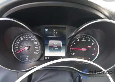 2018 Mercedes-Benz C 300 z USA, uszkodzony, nr VIN 55SWF4JB1JU271523